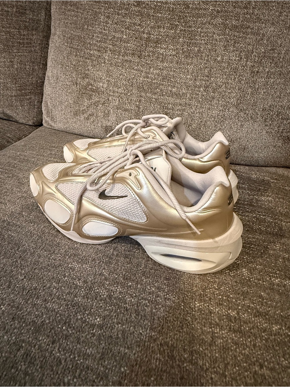 NEW Nike Women’s Airmax Gold and White Low-Top Sneakers size 10